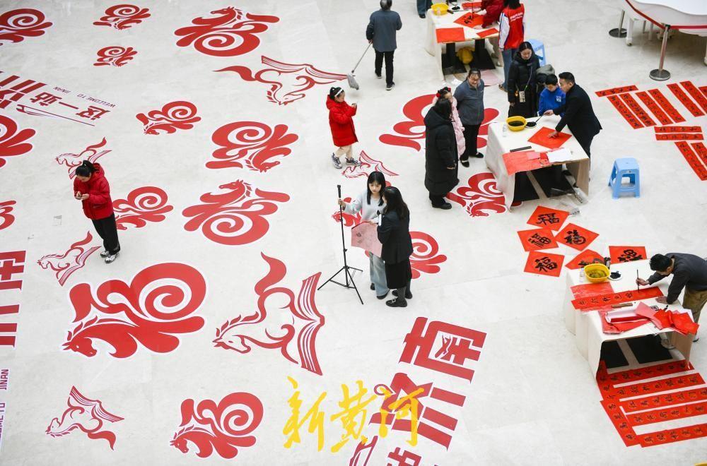 图书馆翰墨飘香迎新春 百“福”送暖年味浓！2月10日，农历腊月二十三小年，为迎接