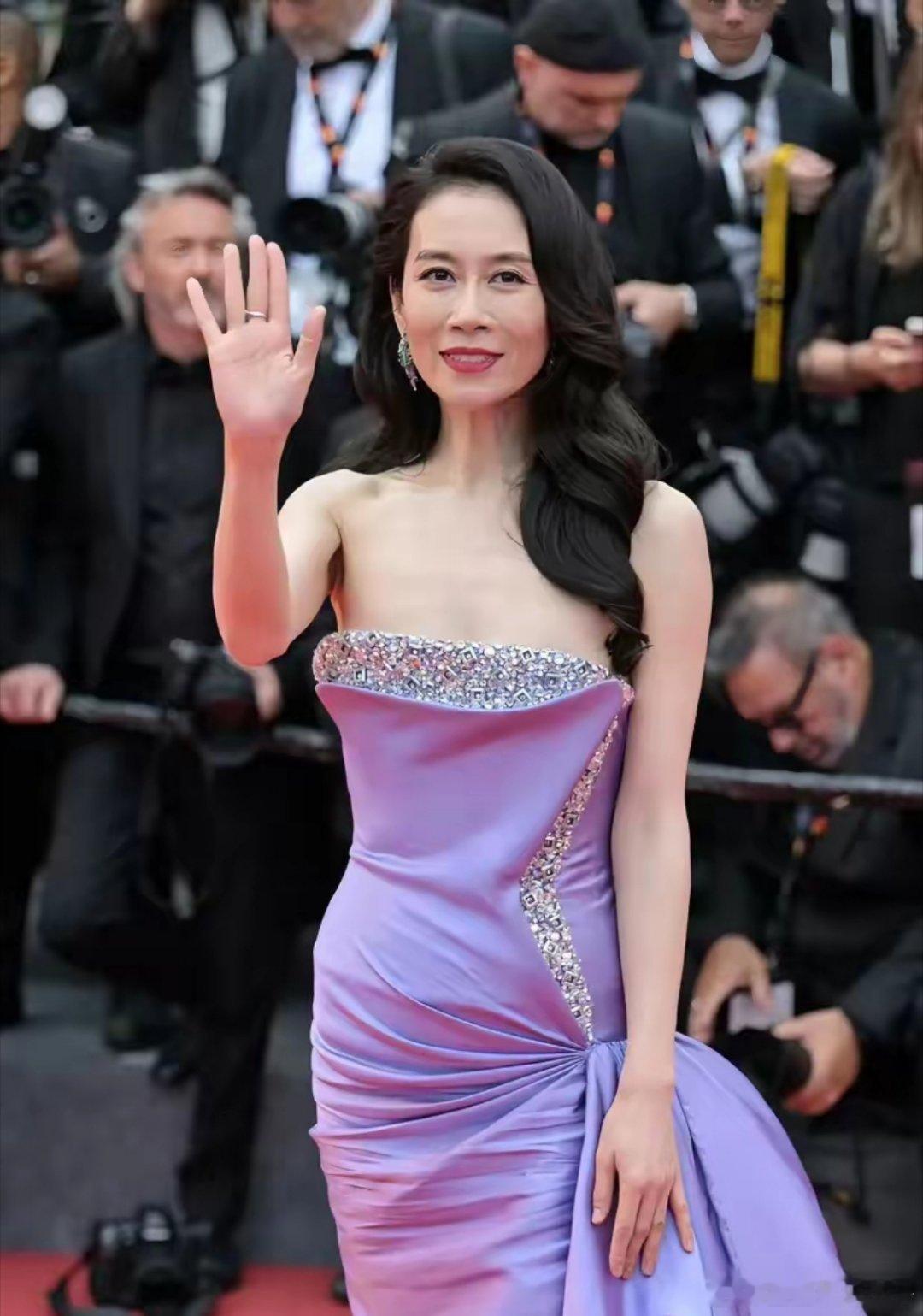 温峥嵘戛纳红毯比心低胸礼服，好担心掉下来 ​​​