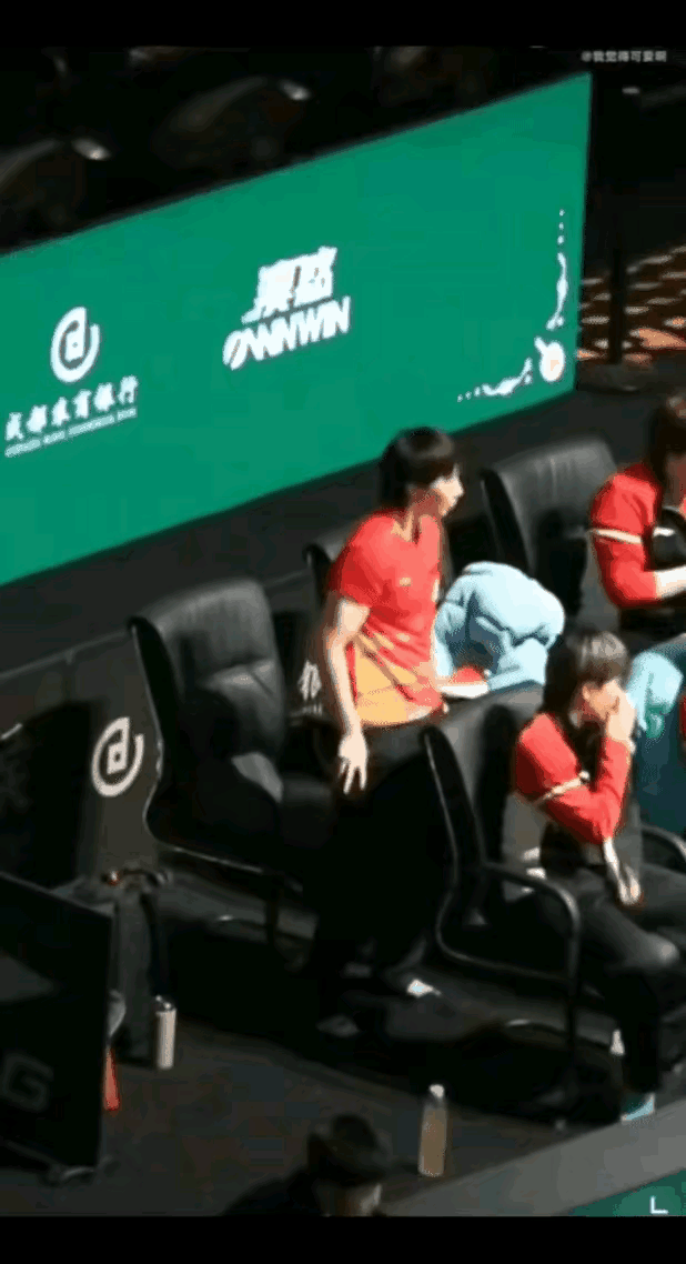 王曼昱这波操作，怕是能让网友笑到明年——打完球脑子还没回过神，抓起裤子就往身上套