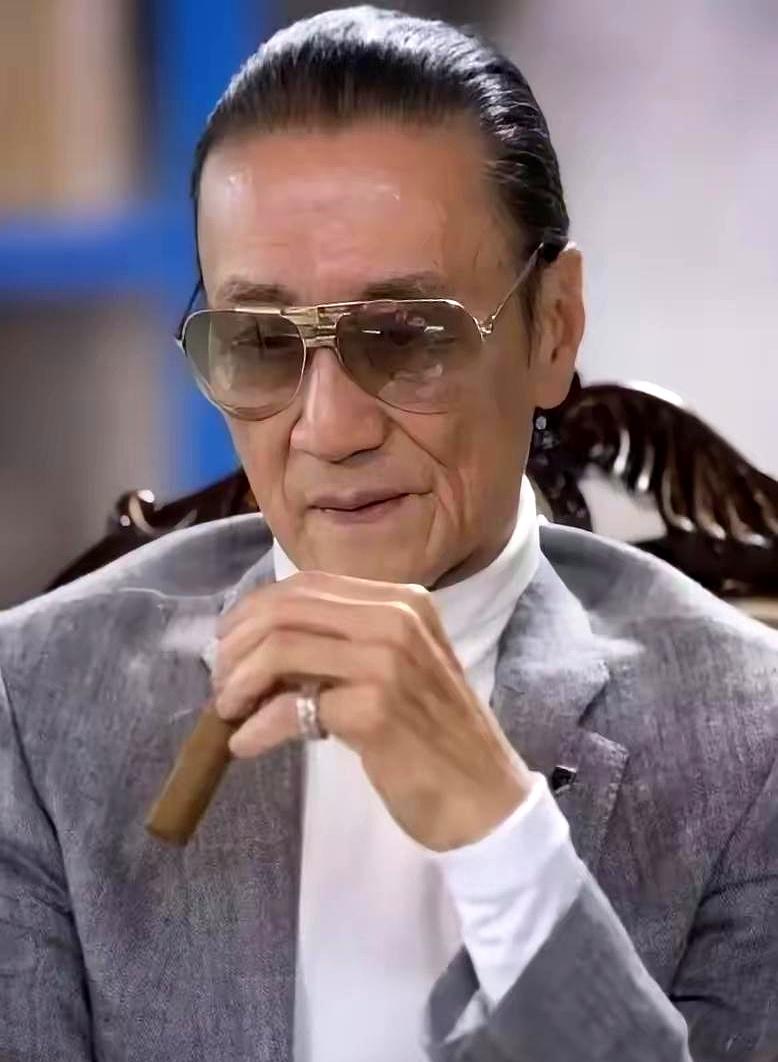 拼死拼活生两三个孩子，老了就真能躺赢吗？
看看最近网上疯传的谢贤晚年现状，直接扯