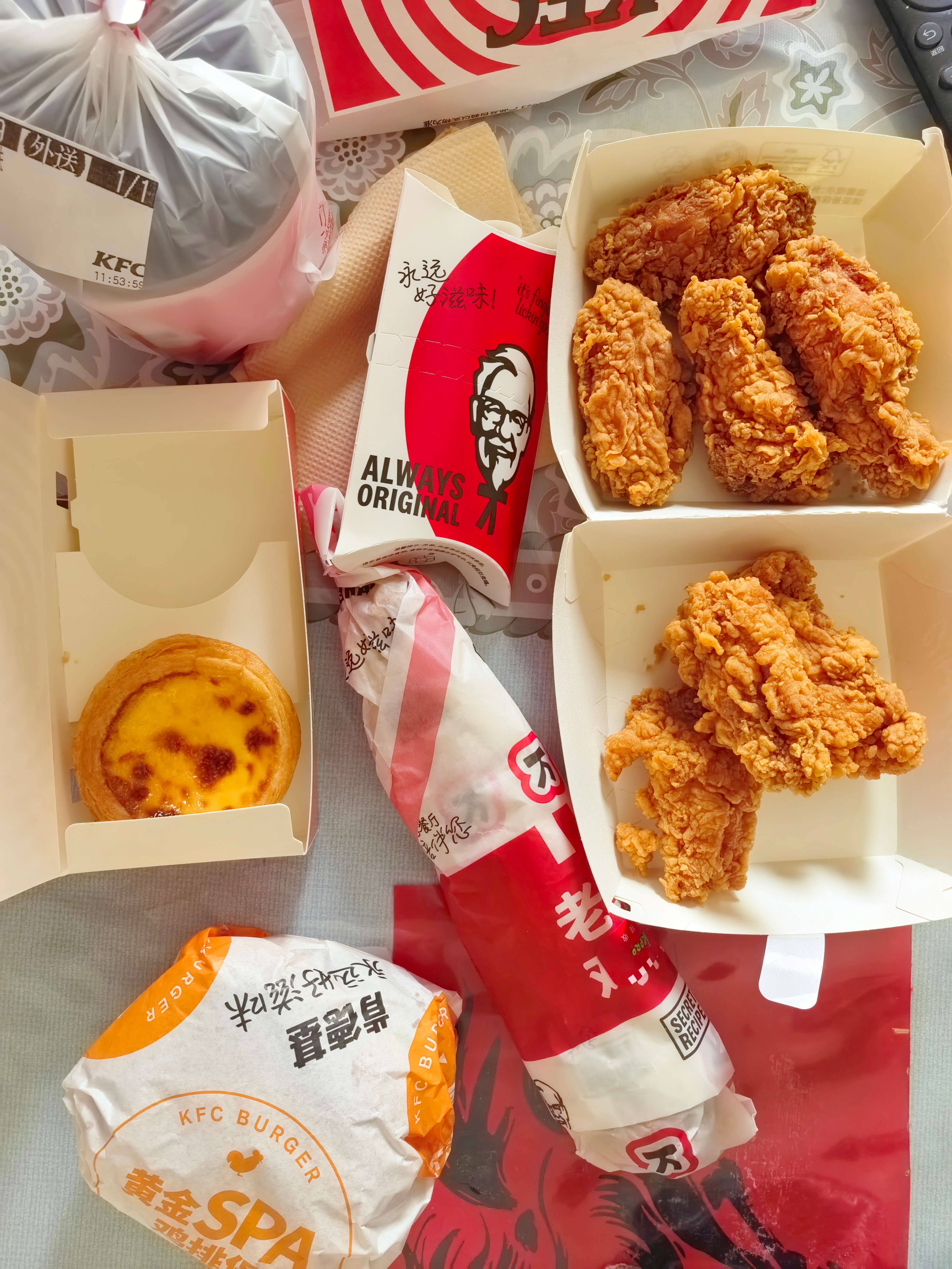 今天中午懒得做饭了，点个kfc外卖吃吧～小孩哥又开心了～ 