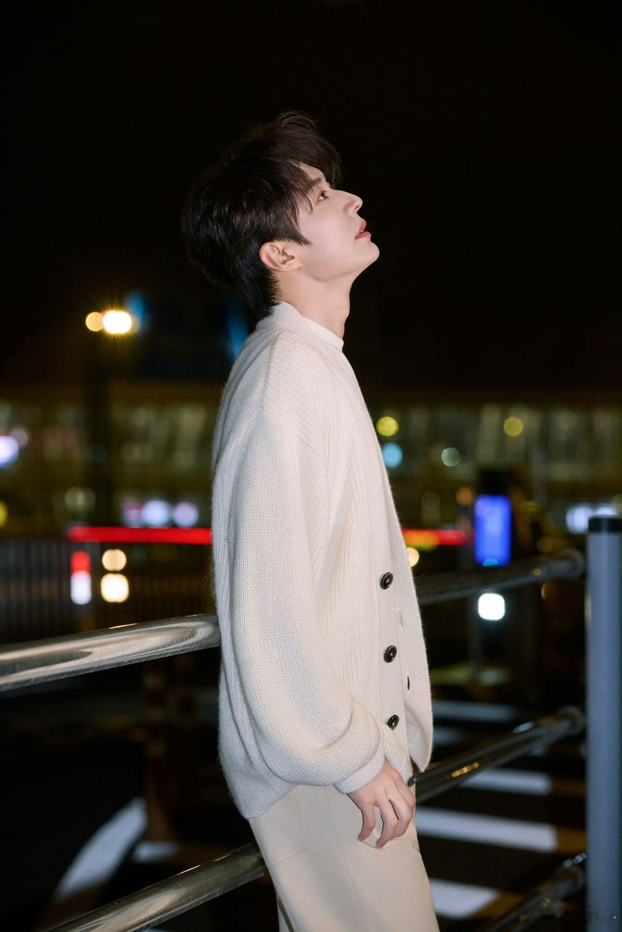 刘学义贝克汉姆合照谁看了不夸刘学义可爱，九宫格强迫症犯得明明白白，走路都在琢磨微