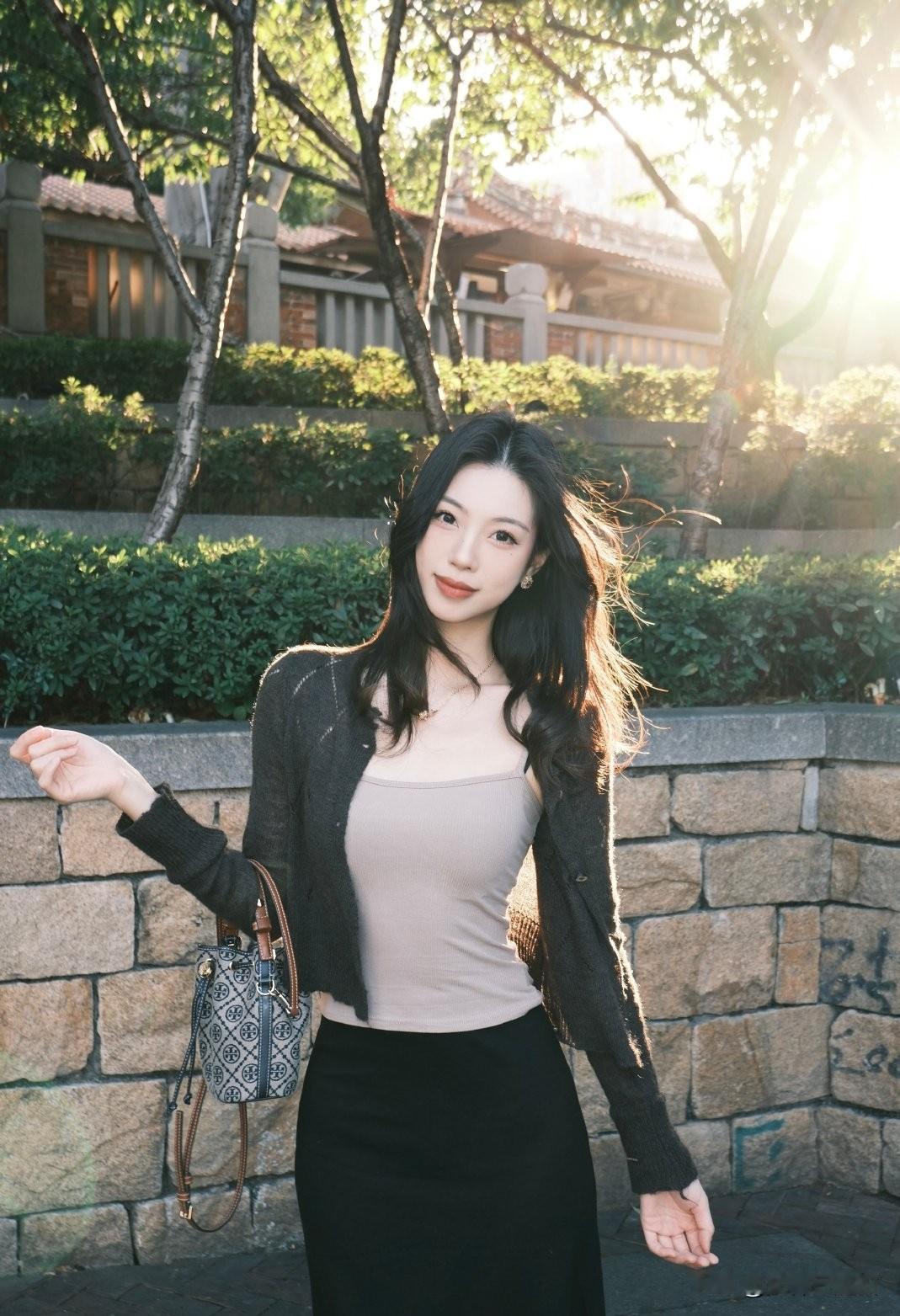 阳光下的优雅穿搭，黑白配色的清新时尚