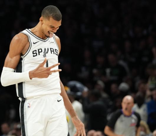 球迷们的眼睛雪亮，心思也是挺敏锐的。
在NBA西部半决赛，马刺对阵森林狼的比赛中