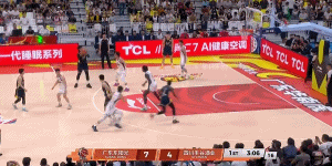 第一节还剩两分钟，广东领先2分，现在看广东男篮的比赛真有趣，不过两队加起来才得1
