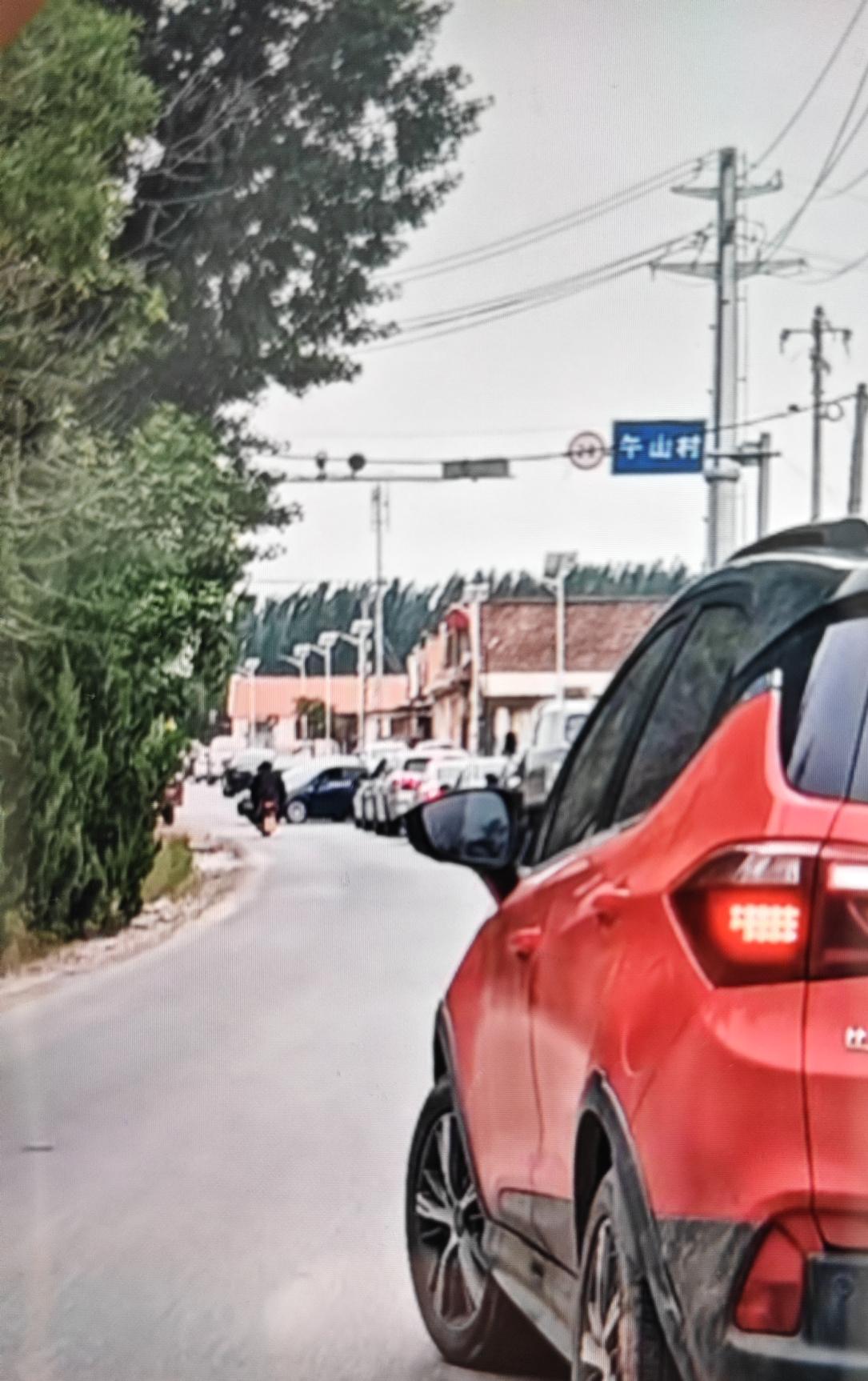 近日，即墨区蓝村街道午山村东侧的南北路和东大路路口安装上了红绿灯！但是很多市民反