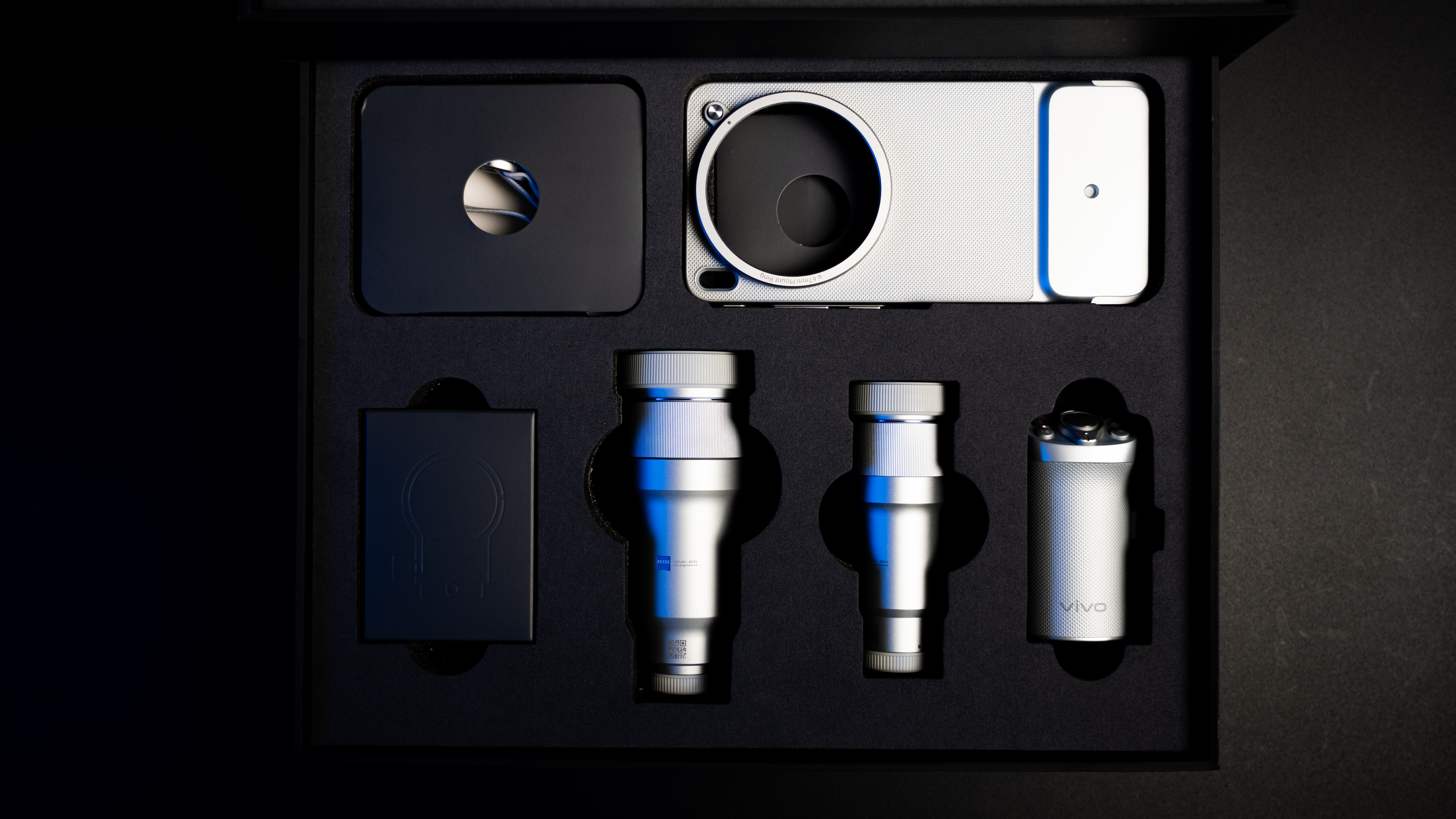 首销买的vivo X300 Ultra摄影师套装版到了，先拍套图。今年新的增距镜