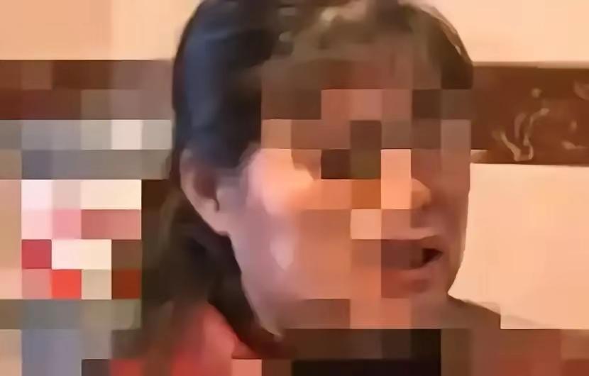 太缺德了！浙江，一个50岁的大妈，网恋了个小伙子，见面才发现对方才22岁。大妈怕