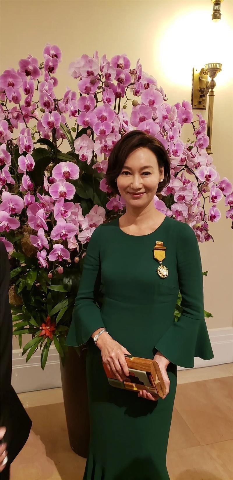 一位心理医生说：“人要想快乐自己，就要疯狂爱上点什么东西，来维持生命力。生命力分