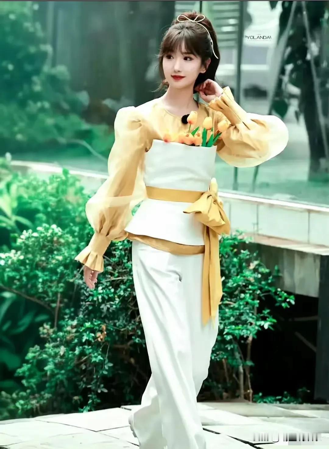 36岁的毛晓彤把“少女感”一词诠释得淋漓尽致，如果不是她出道多年，知名度也已打开