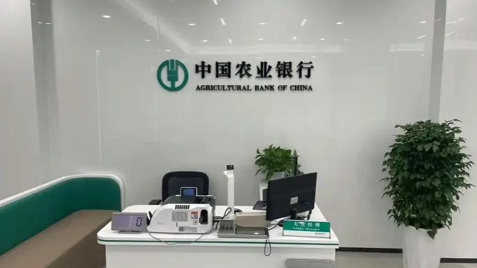 储户取款5000元被要求证明夫妻关系


28日，辽宁沈阳一网友发视频称：她在使