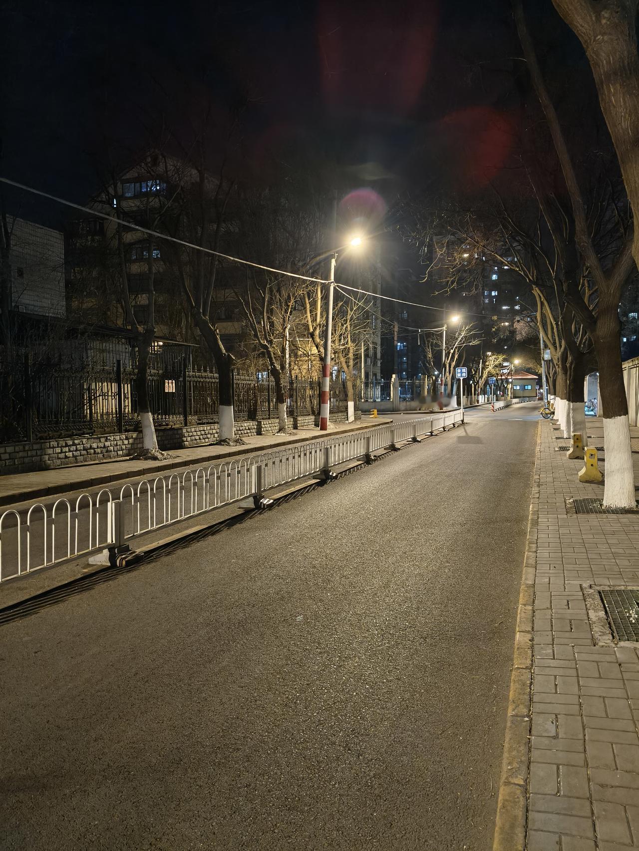 出租屋里的圣诞夜
 
地铁国贸站的巨型圣诞树亮起来时，我才惊觉又到了圣诞。晚高峰