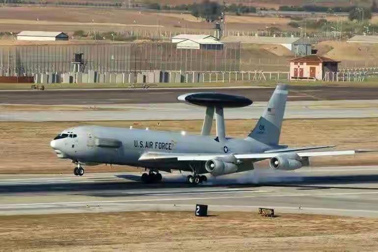 现在的预警机基本上就是二战的战列舰，没什么生存性，就算美军的预警机没有在机场上被