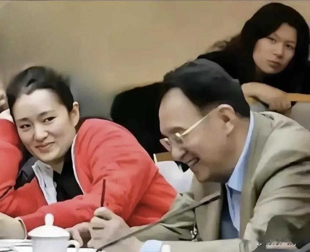 这眼神，

含情脉脉…！

能让巩姐芳心大开的男人没谁呀，

这个眼镜男是谁？
