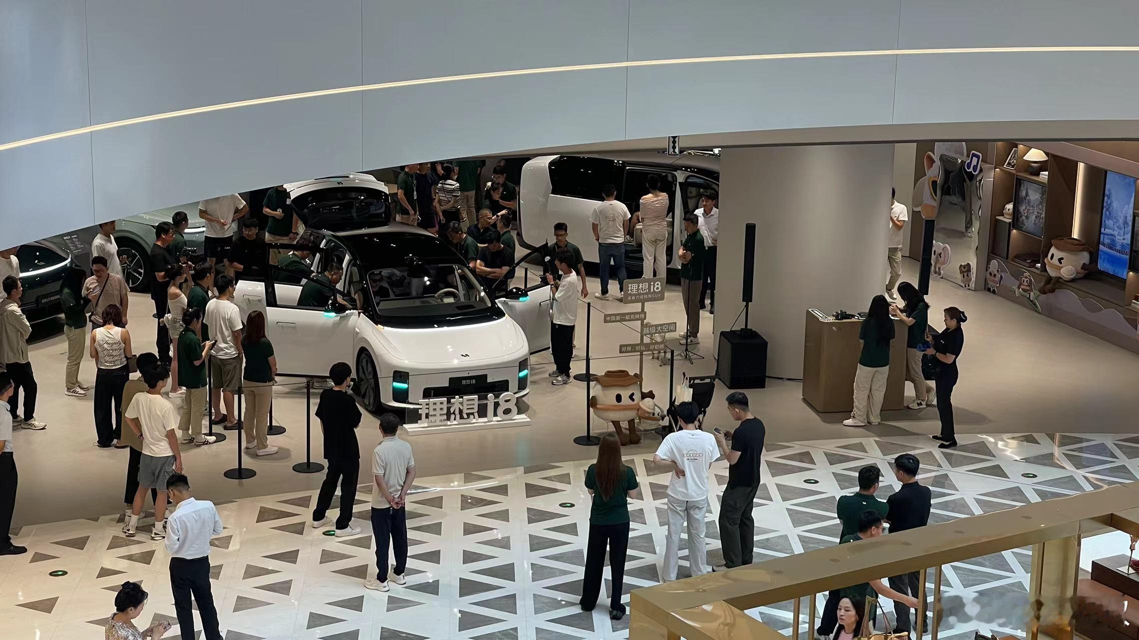这特么不知道的还以为开车展了。 ​​​