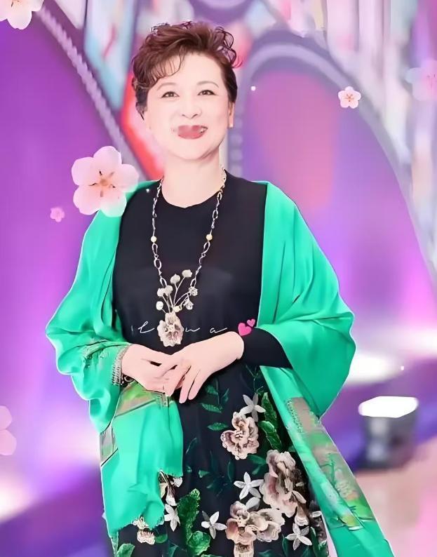 发现了没，王馥荔有个很明显的特点，倒不是因为她变老了，而是她明明都76岁了，居然