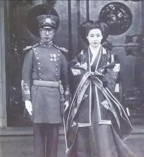 1926年，唐怡莹趁着丈夫溥杰不在家，和张学良在床上激烈正酣。多年后，张学良向溥