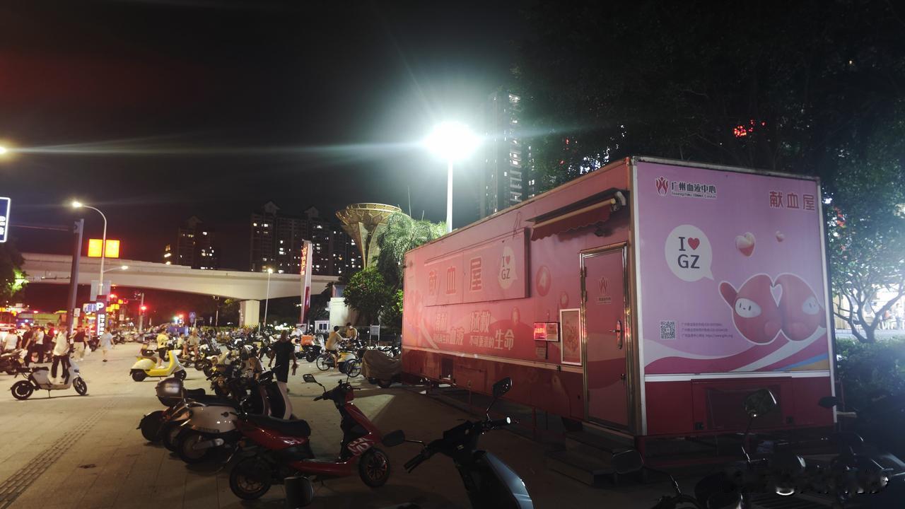 南沙万达金街对外的斜坡和路面终于整好了，所以之前被搞到2号门献血屋已经率先回到了