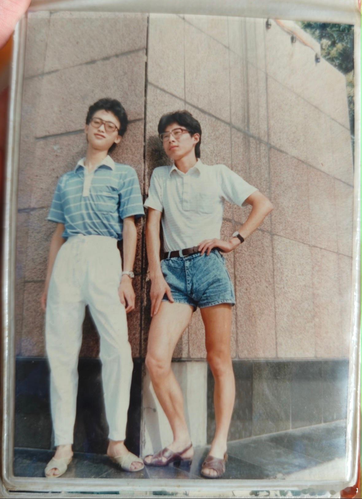 爸爸年轻时究竟有多敢穿时间证明，热裤会显得腿又长又直，这是80年代的穿搭，是当下
