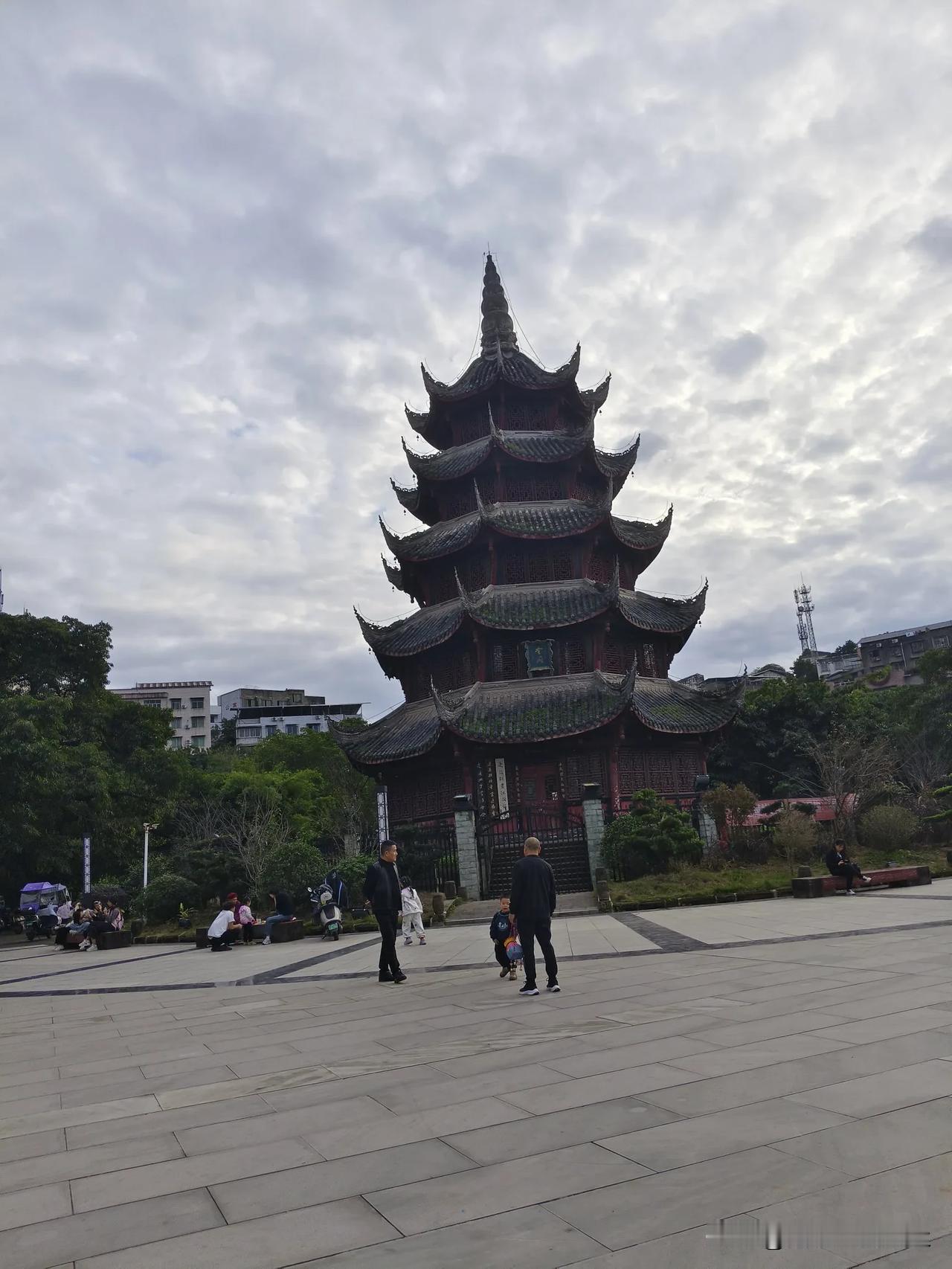 我的家乡遂宁市，

是座风景秀丽，

有着丰富文化底蕴的小城。

位于四川成都和