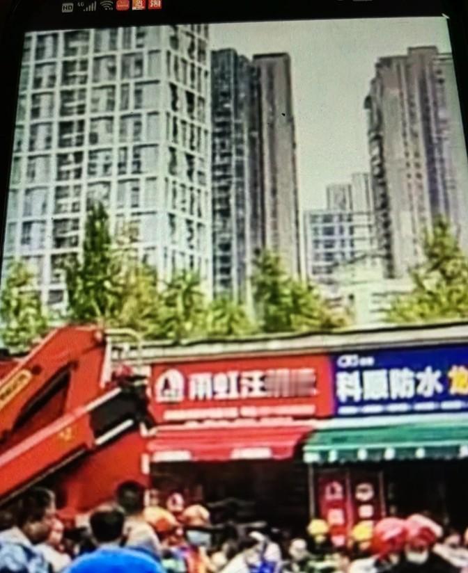 重庆沙坪坝，一市场内，老房塌了，人被埋，早提醒过，就是不听。这事儿，真是让人捏把