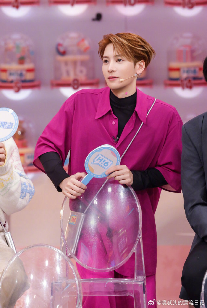 何炅王嘉尔顺手给刘宪华改名何老师随口苗宪华，嘉尔立刻跟上，俩人一唱一和给人改名，