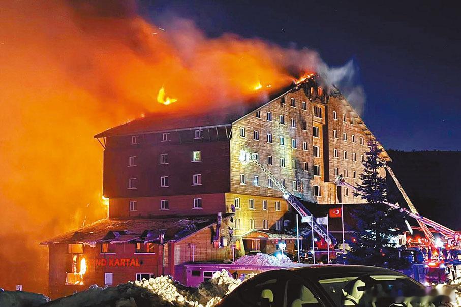 土耳其酒店建在悬崖着火灭不掉  这个太惨了……夜里3点着火，被熏醒了估计晕头转向