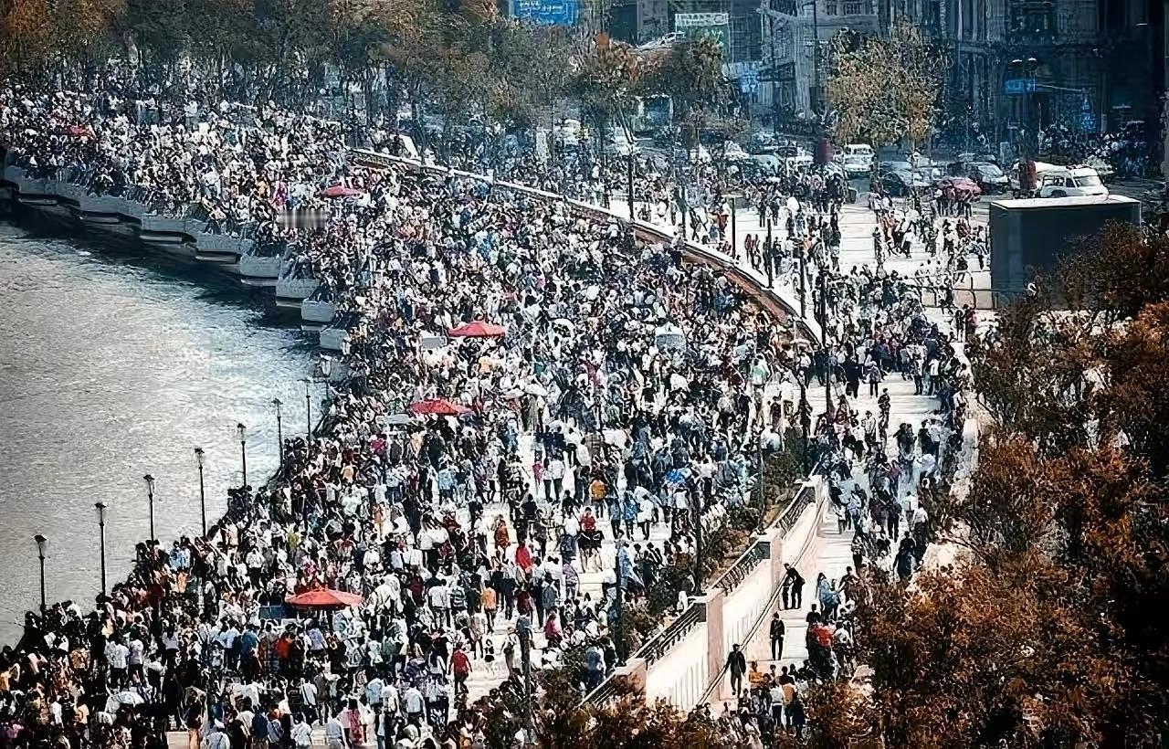 我要笑不活了！我们14亿人不够分。这过了一个五一节，我发现我们国家突然多了好多亿