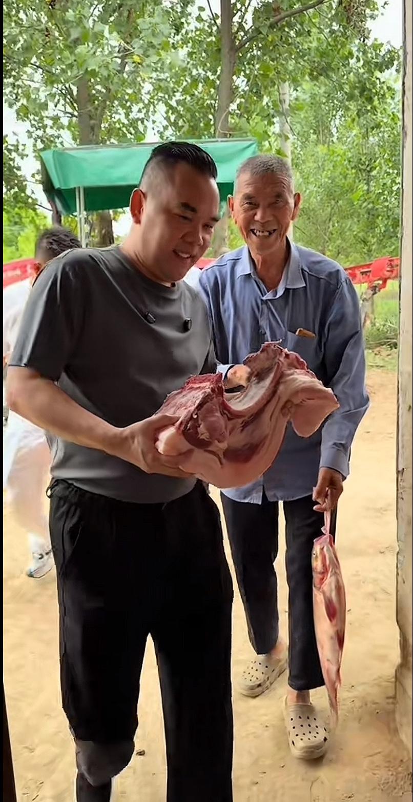 上海阿牛哥，拿着 500 块钱，硬往别人手里塞，别人不要都不行。今天阿牛哥回到了