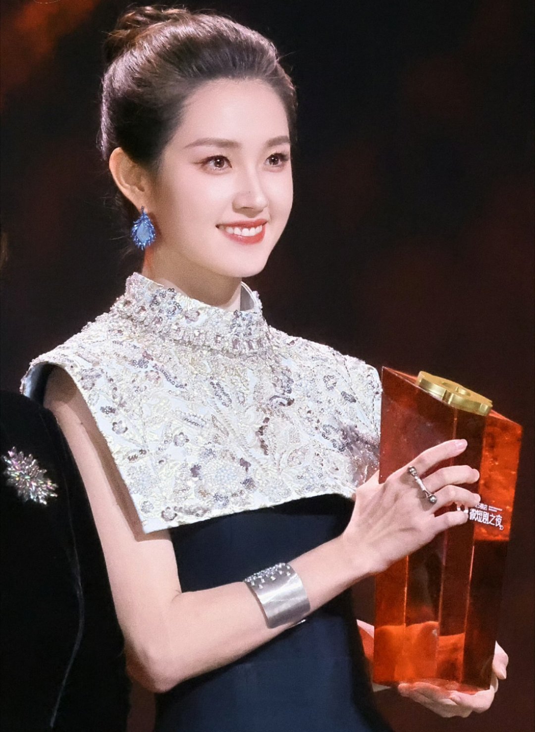 郭宇欣一条裙子穿了三次恭喜姐姐获得年度号召力星耀女演员，姐姐状态好好，穿什么都好