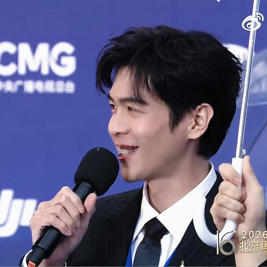 张若昀带着公文包走红毯北京国际电影节名场面来袭！张若昀携《年会不能停2》亮相红毯