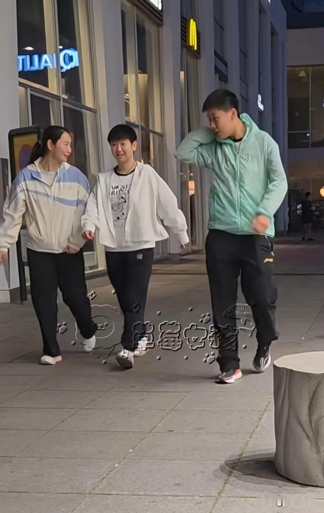 我们宝宝怎么也爱穿拖鞋🩴出门啊！她真的是怎样看都好好看[比心]
她随便一穿就特