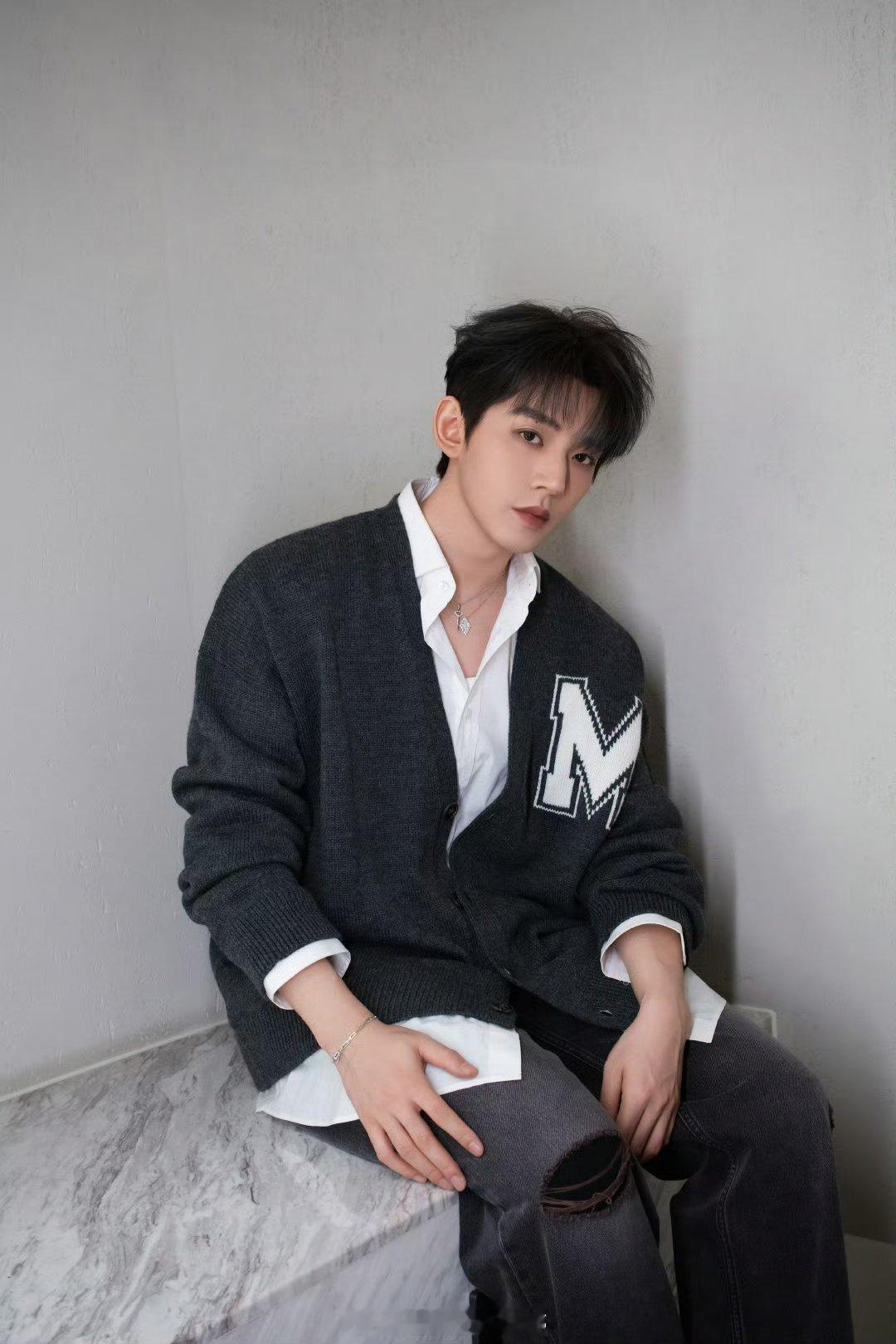 邓为最新代言物料！帅成啥了