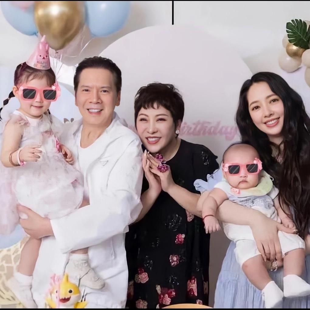 向太（陈岚）的亲子关系很糟糕，其实和她的强势性格有关。
她通过关系确立自我价值的