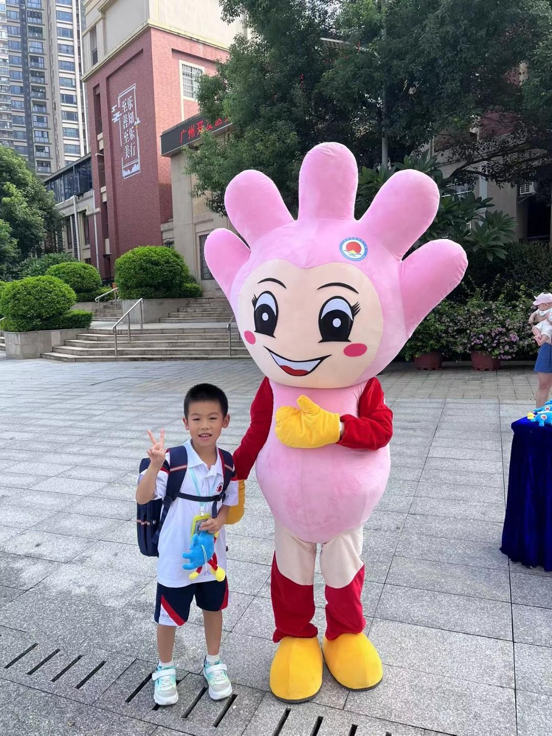 问上二年级的孙子爱学什么课?孙子说爱上数学课。我以为上体育课能玩，想错了。看来和