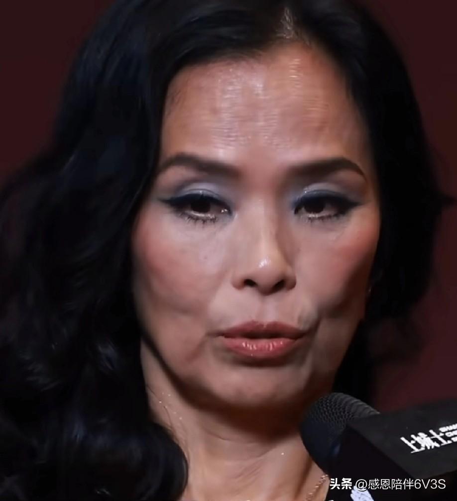 韦唯这状态，真是把“自然老去”四个字活明白了。高清镜头下没滤镜，那才叫真实的大气