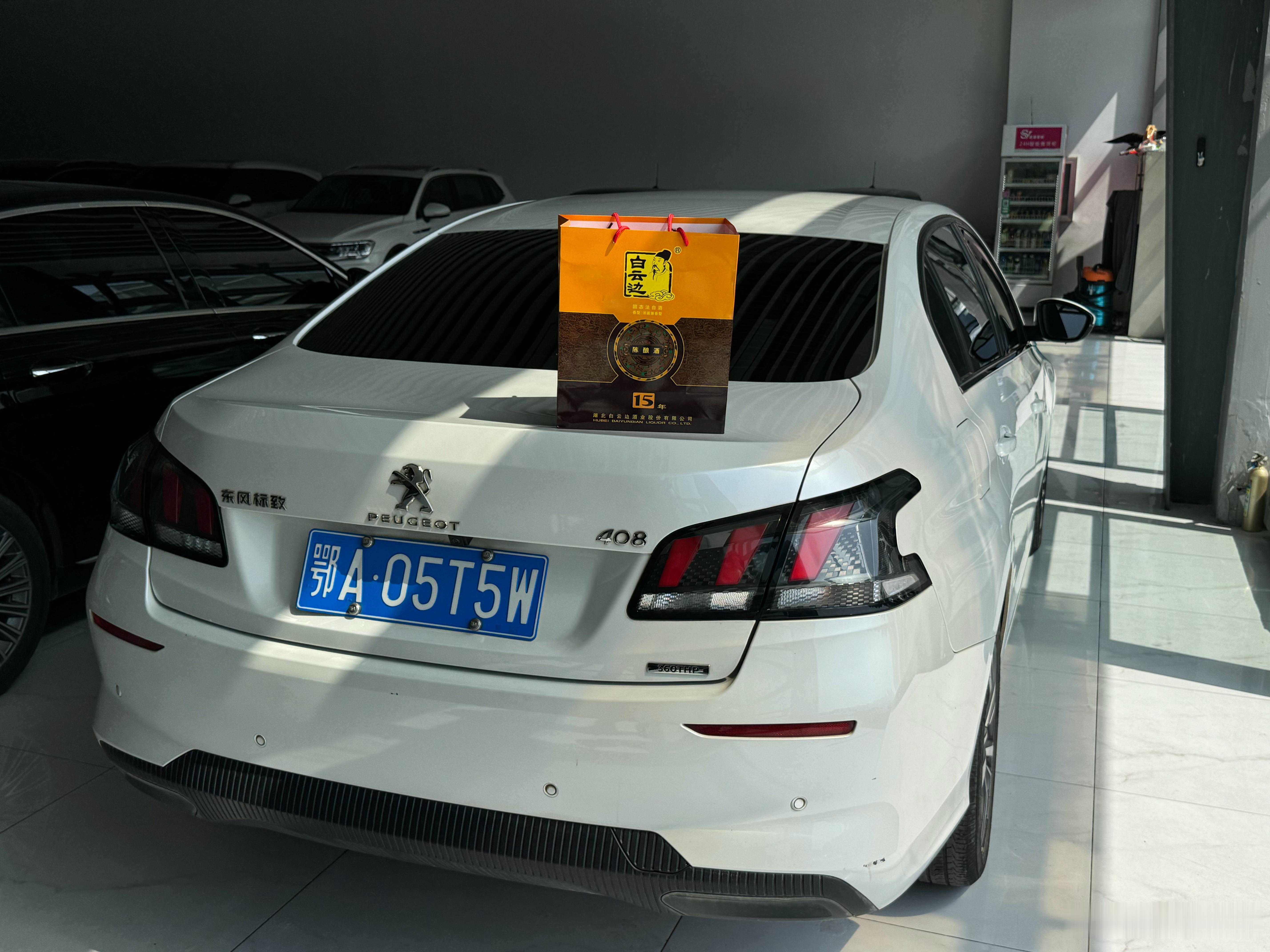 老粉到店关注两千多天的大哥今天专程来店里看车定车进门就拎着两瓶酒说要现场跟我干了