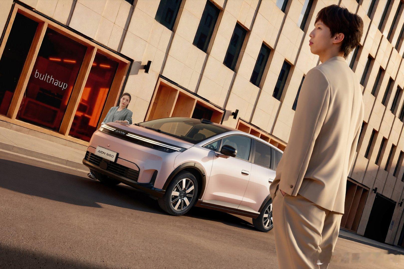 林高远刘诗雯合体代言埃安N60 赛场冠军，跨界搭档！林高远的时尚气质 × N60