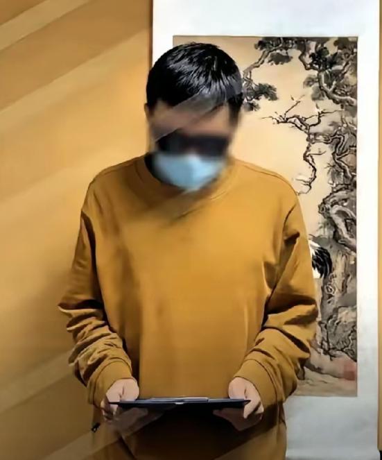南京小伙在莫斯科披旭日旗被遣返，回国后三条路全是坑！没公司敢要，老家回不去，出国