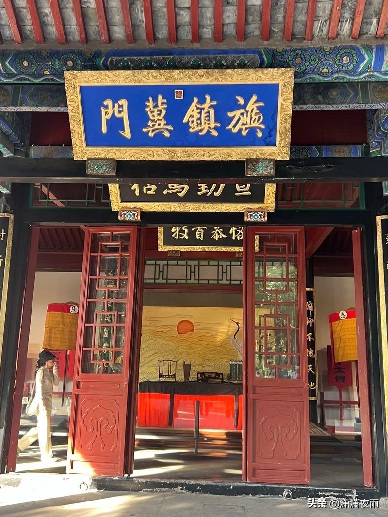 清末民初时，杭州一所研习棍棒拳脚和用木头枪作射击状的青年男生蒋志清，带着一群同学