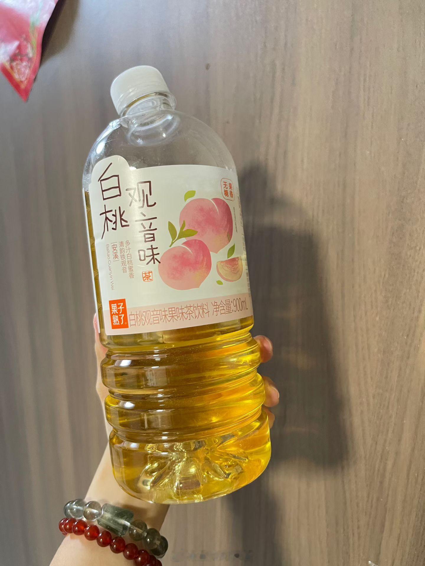 自从买了这个蜜桃水之后天天爱喝水强烈推荐哈哈哈哈哈健康又解渴～～就是淡淡白桃味的