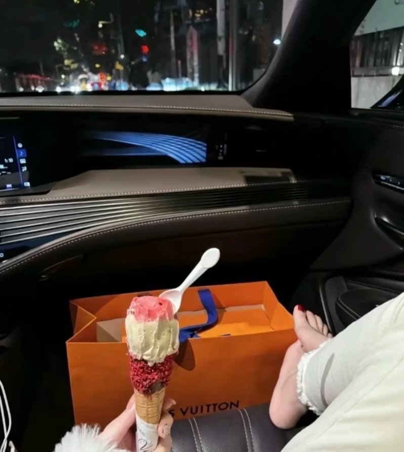 说难听点 你给我的那点爱 还没有我的化妆品值钱 谁稀罕你那遮遮掩掩 忽冷忽热可有