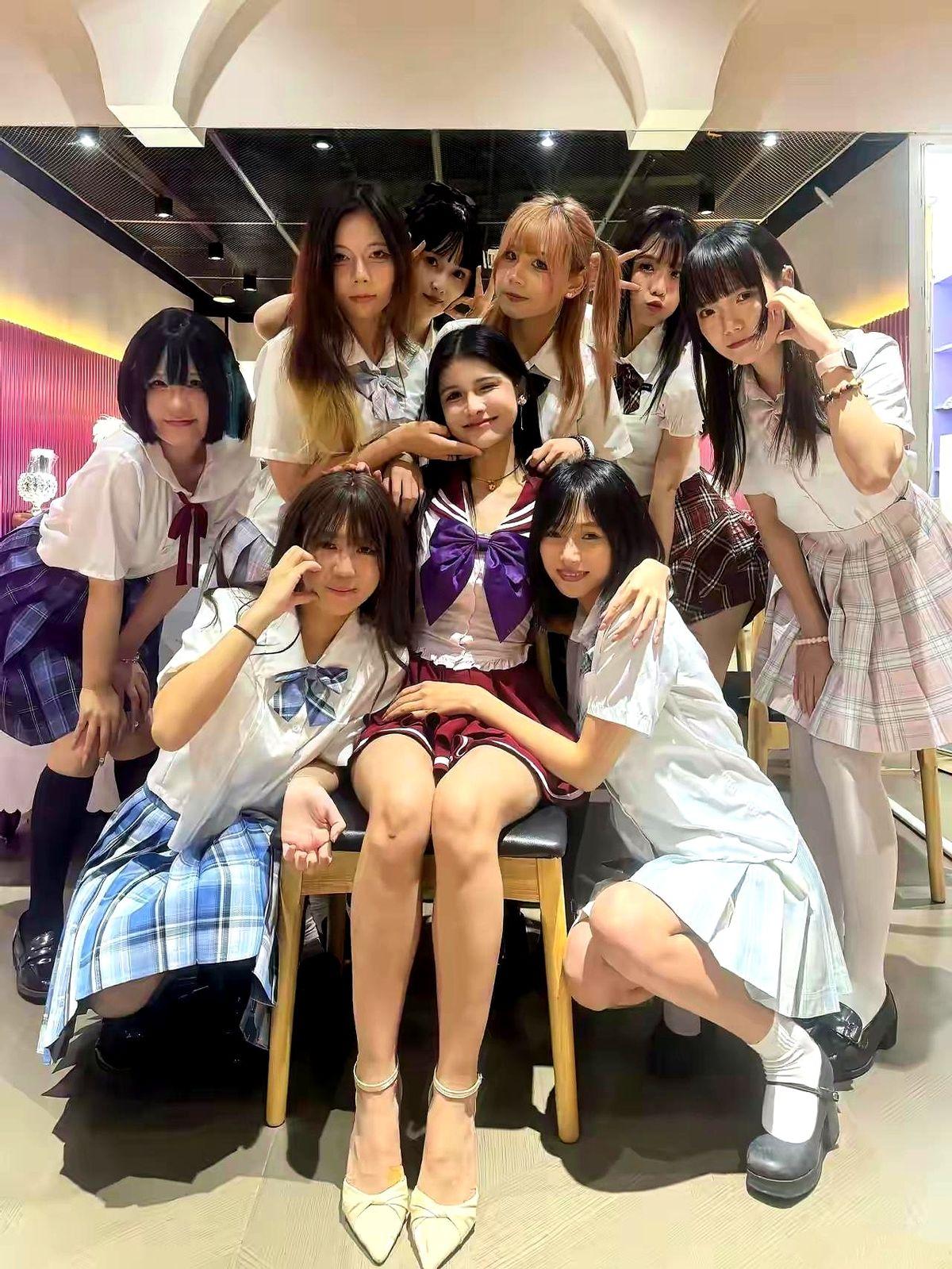 女团是挺多，可男生真没这么疯过。
看现场那一片人海，举着灯牌、手机架得比高铁还密
