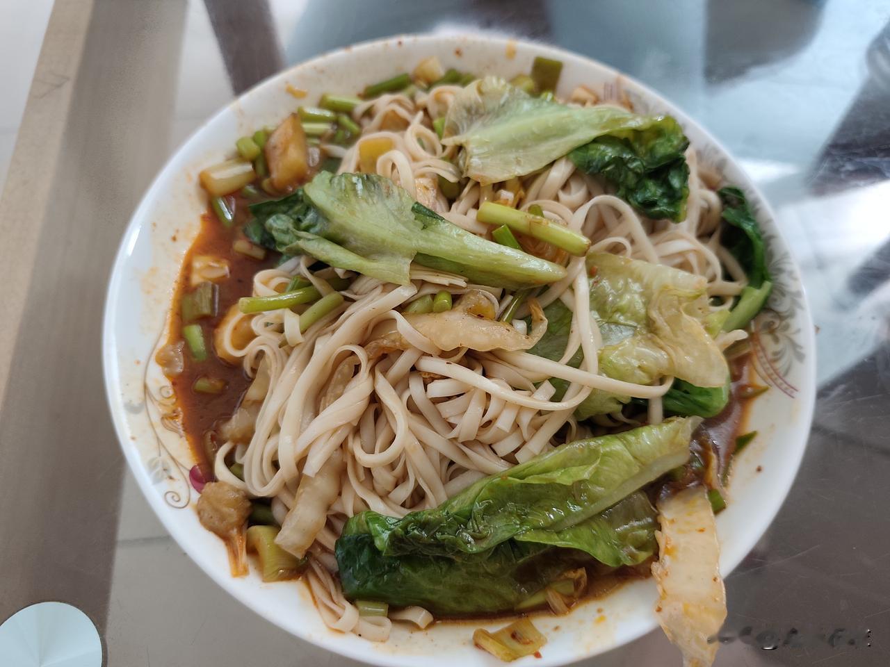 晒图笔记大赛5月27日，东莞寮步。老婆今天下挂面，配菜有生菜、蒜台和茄子，这没有
