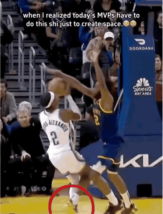 后仰伸腿=进攻犯规？4次吹罚
 
亚历山大被裁判盯上了。联盟刚更新判例，投篮时只