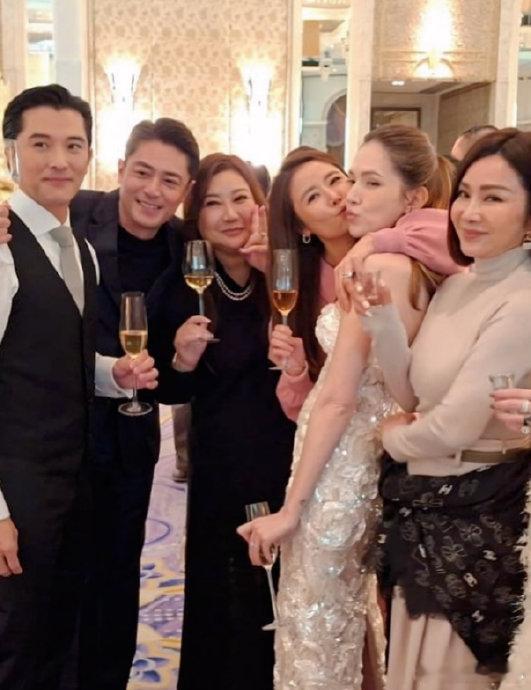 许玮甯亲完邱泽擦掉口红印家人们，最近娱乐圈又有一个小细节引发了大家的关注，那就是