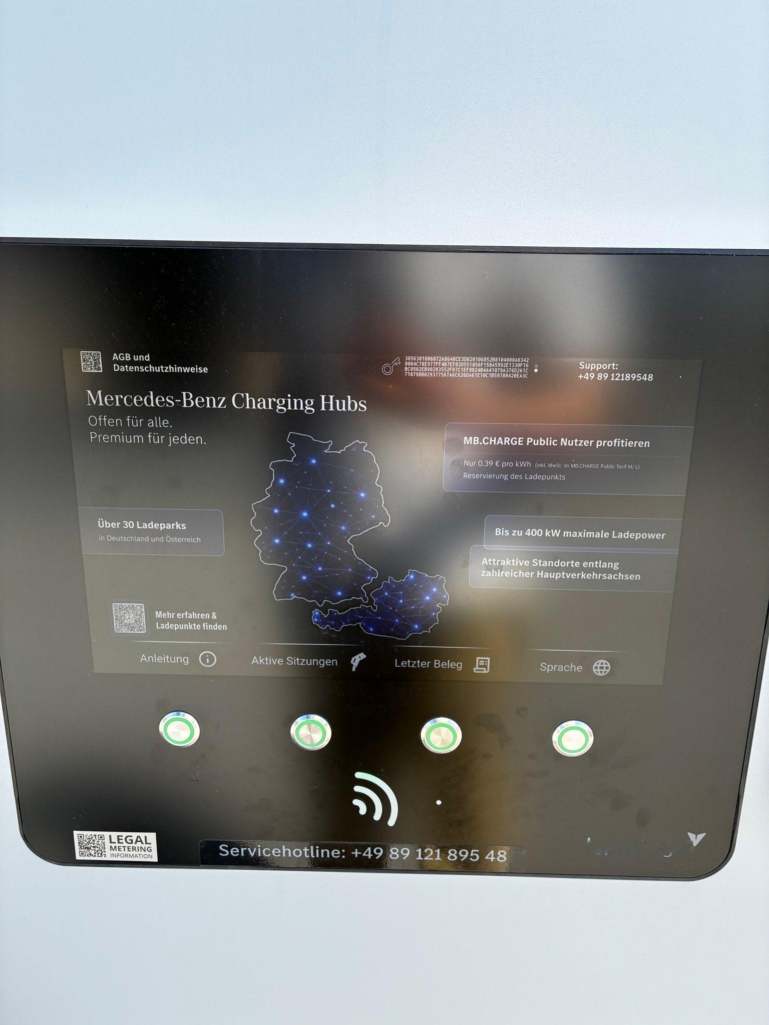 奔驰也在建设自家的快充，支持400kW快充。但有人反映在实际使用中，整个启动流程