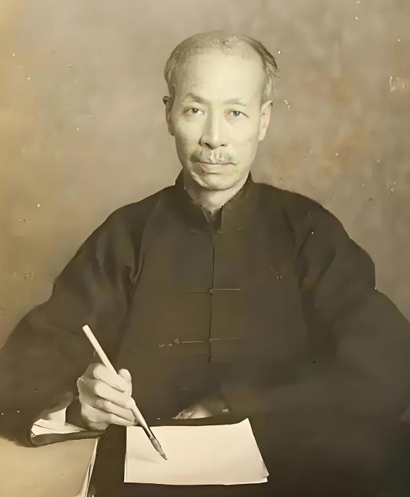 1908年，交通银行筹备开业，请了寓居上海的福建人郑孝胥题写行名。那四个字，结体
