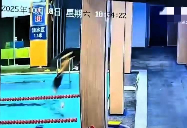 浙江宁波，体育教师胡先生带着7岁的女儿前往游泳馆，原本是一个轻松的家庭娱乐时光，