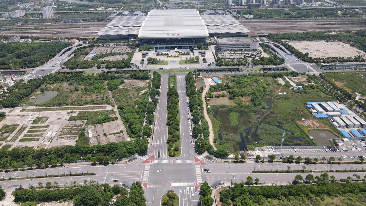 长沙高铁南站开通十多年了，不过高铁新城建设进度却不尽如人意。
以前这一带确实是长